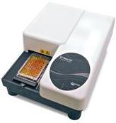 Al no tener propiedades innecesarias para sus ensayos, el lector de microplacas Biochrom EZ Read 400 ELISA se convierte en un equipo económico y fácil de usar para placas estándar de 96 pozos en