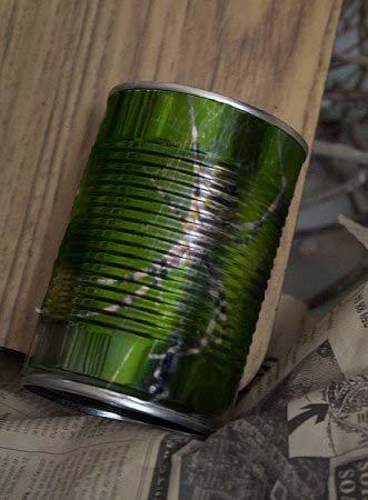 La lata debe tener un color verde musgo con los bordes plateados. 4.