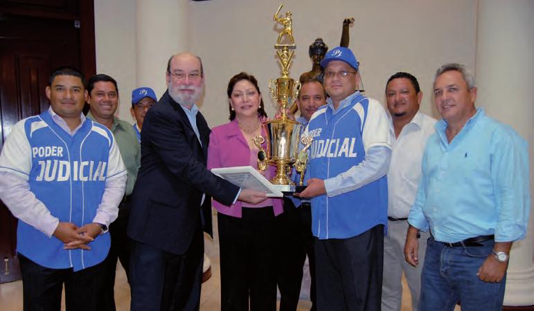 Presidenta recibe trofeo del equipo de softball del Poder Judicial La magistrada presidenta de la Corte Suprema de Justicia, doctora Alba Luz Ramos Vanegas, recibió del magistrado Rafael Solís