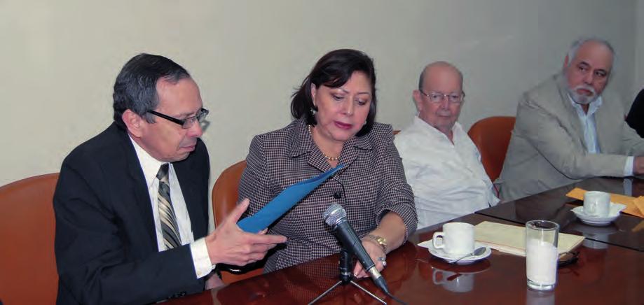 El presidente de la Asamblea Nacional Ing. René Núñez Téllez, recibe el proyecto de reformas al Código del Trabajo de manos de la presidenta de la CSJ, Dra. Alba Luz Ramos Vanegas.