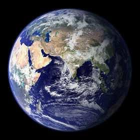 La Terra com a planeta La Terra és el tercer planeta en distància respecte el Sol, el més dens i el cinquè en mida dels vuit planetes del sistema solar.