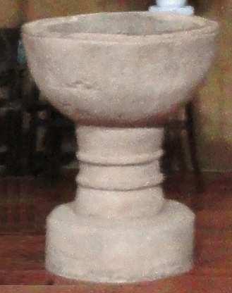 Una de las dos pilas bautismales procede Catalaín, tallada en estilo gótico, con