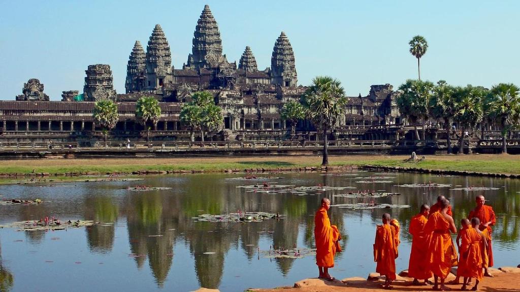 Día 9 ( 02 Enero ) Siem Reap Desayuno/Almuerzo en Rte local Desayuno. Visita a Angkor Thom o Gran Ciudad. Incluye muchos de los mejores templos del reinado de Jayavarman VII.