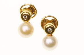 469 Barcelona Dormilonas con cierre a presión. Oro, diamantes talla brillante y perlas cultivadas de 8,4 mm.