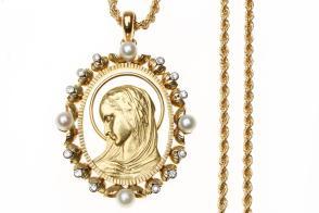 41,5 Y medalla de oro, vistas de oro blanco, diamantes talla 8/8 y perlas cultivadas de 4 mm. Está grabada.