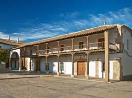 Allí está situado uno de los diecisiete conventos que la andariega abulense fundó a lo largo de su vida, el de Santa Ana.