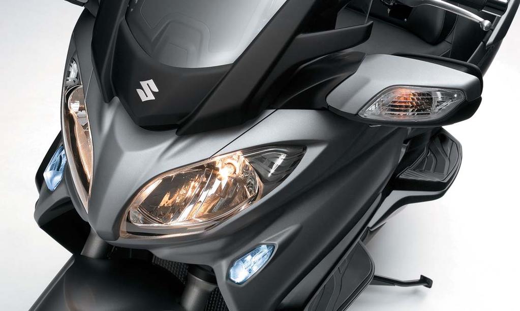 Las brillantes luces diurnas LED ayudan a la visibilidad de la moto, al igual que lo hacen los intermitentes integrados en los espejos