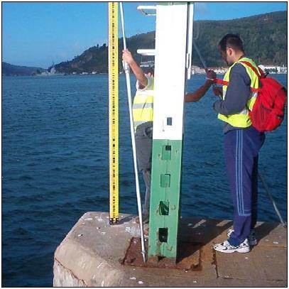 V. Otras definiciones: Nivel medio del mar en el puerto: nivel medio del mar en el puerto en que se encuentra la estación, calculado a partir de un año concreto de datos de dicho mareógrafo.