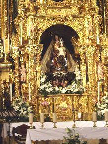 en su cabecera hay dos capillas a sus lados en la capilla Mayor destaca el retablo barroco riojano de Fernando de la