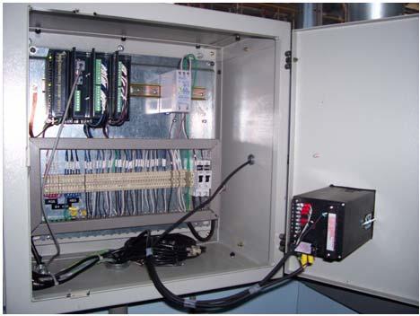 Figura 4.3 PLC LC-700 instalado para el control automático de evaporadores. Al módulo de entradas se conecta cada uno de los transmisores ubicados en el proceso. En la tabla 4.