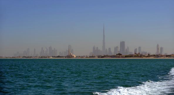 planeta Tierra. Está situada en el lago artificial del Burj Khalifa, Iluminados por 6.
