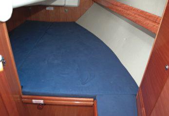 El camarote de proa dispone de una cama triangular bastante elevada, buscando la mayor amplitud del casco en un punto más alto.