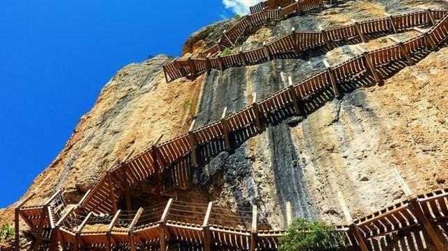Las sendas elevadas más escalofriantes de España Rutas al borde de un precipicio, con escaleras ancladas a la roca. Muchas, fáciles y poco conocidas; todas espectaculares J. F.