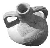 Es va trobar entre els anys 1960 i 1970 al jaciment d El Monastil (Elda). Es conserva al Museu Arqueològic Municipal d Elda, núm. inv. EM-1765. Dimensions: alçària: 26,6; diàmetre: 26,6.