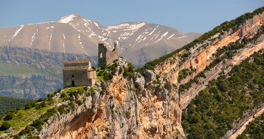 Preciosa imagen de la Ermita de San Emeterio y San Celedonio y las ruinas del castillo,