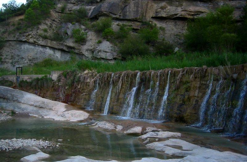 Pequeña cascada del Río Susía por entre las lutitas, areniscas y conglomerados