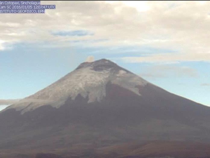 Figura 1. Vista del flanco suroccidental del volcán Cotopaxi, tomada a las 07h07 TL el 05 de enero, 2016. Nótese la muy leve emisión.