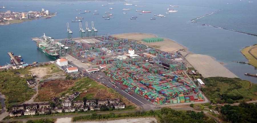 Adicionalmente, el puerto tiene planta de energía propia, 984 conectores para contenedores refrigerados, rampa de inspección y zonas fitosanitarias, servicios de aduana, cuarentena y migración, y
