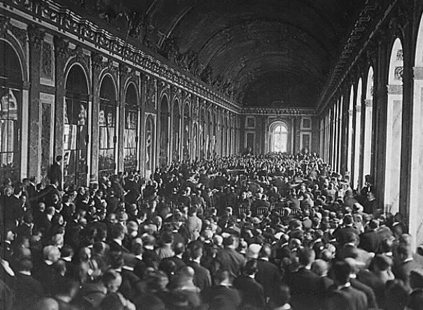 -La Conferencia de París (enero de 1919), en la que no participaron las naciones derrotadas, finalizó con la firma de cinco tratados: