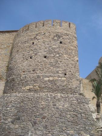 siglo XVI, con pretil y almenas. Es de planta elíptica. Se le conoce también con el nombre de Torre Camacha.