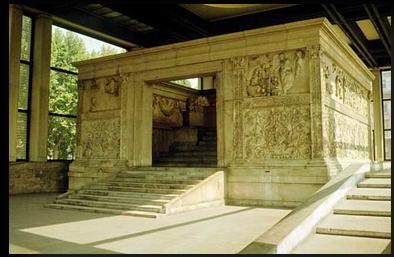 c. para conmemorar la paz tras la guerra de las Galias y de Hispania; el altar está cercado por un muro ligeramente rectangular de unos 10 metros, realizado en mármol y decorado con relieves, en el