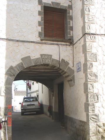 de la plaza Mayor. El entramado urbano de Ascara se organiza mediante casas unifamiliares mayoritariamente dispuestas en hilera compartiendo muros de medianería.