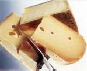 6 La pasta de un queso elaborado con leche pasteurizada al que no se le han adicionado microorganismos para la producción de ojos, debe ser cerrada, puede haber algunos orificios pequeños de contorno