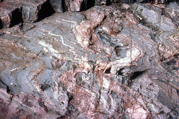 Migmatitas Aureola de Contacto Roca de grano fino, bandeada, es ultrametamórfica rfica y se
