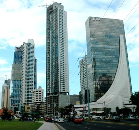 La Pequeña economía de Panamá experimenta un riesgo moderado. La economía de Panamá es pequeña y la Zona del Canal tiene una posición prominente.