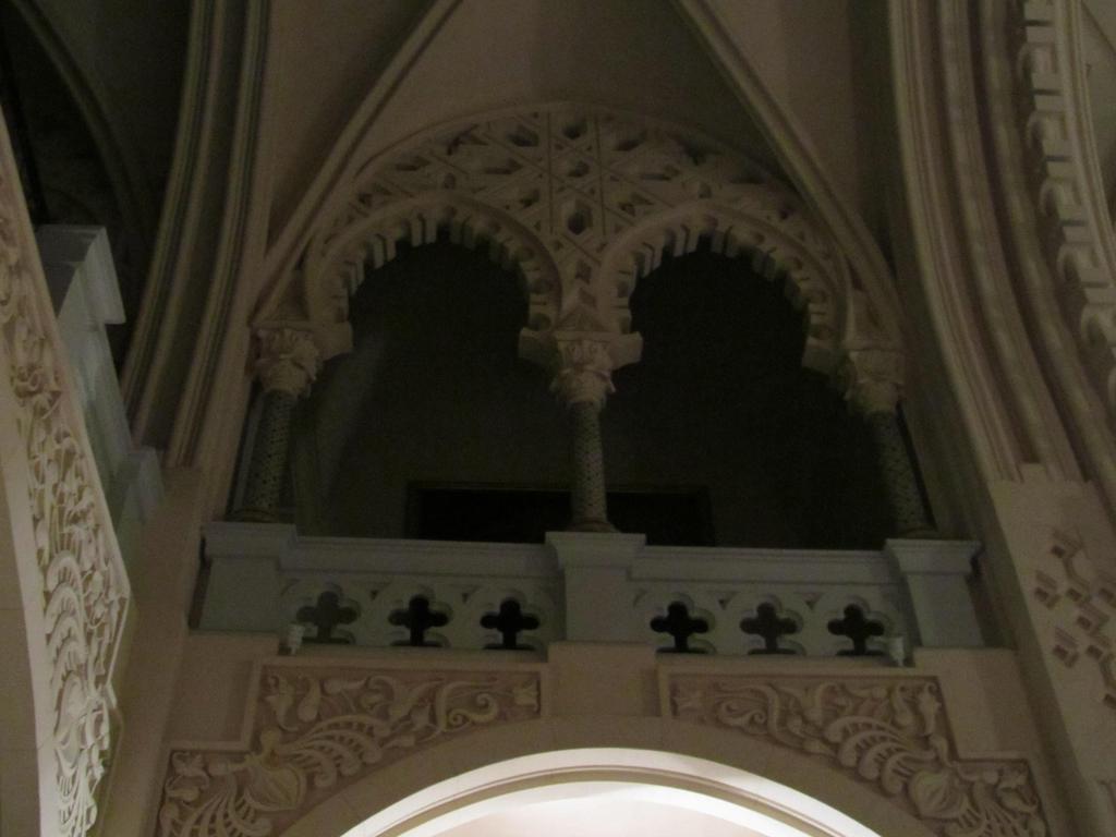 Sobre las capillas laterales se disponen tribunas divididas por columnas que generan espacios geminados.