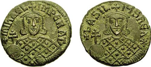 Estas piezas son muy interesantes por volver a usar en las leyendas términos latinos, Imperator para Miguel III y Rex para Basilio, que se suele explicar por una polémica surgida cuando el papa