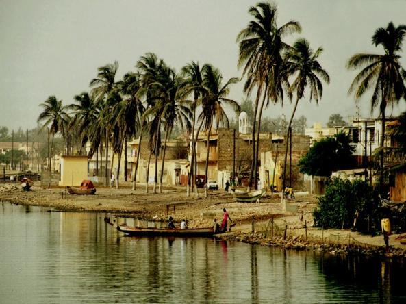 Un ferry nos acercará a la isla de Goree, declarada Patrimonio de la Humanidad por la Unesco, recorreremos sus calles empedradas decoradas y perfumadas por las buganvillas antes de regresar a Dakar.