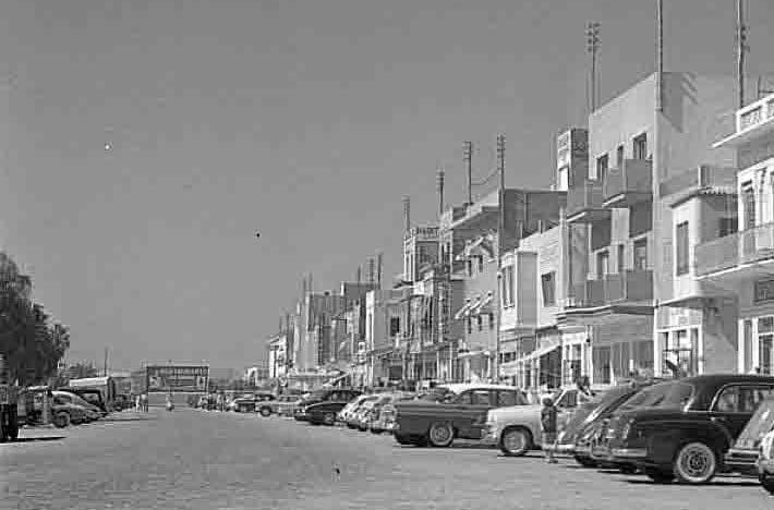 1956. Paseo