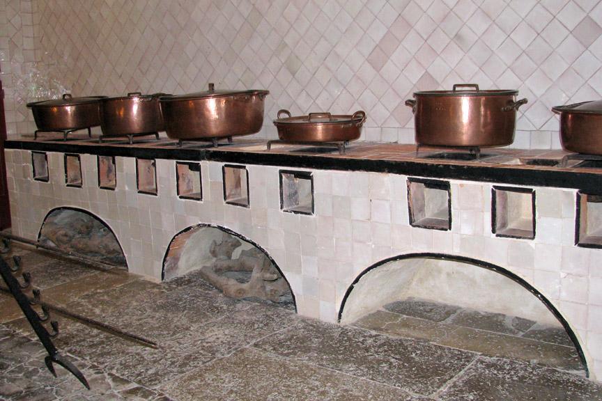 Apareció en el siglo XIX la cocina de hierro fundido con fogón, horno y chimenea integrada que funcionaba con carbón de leña o carbón de