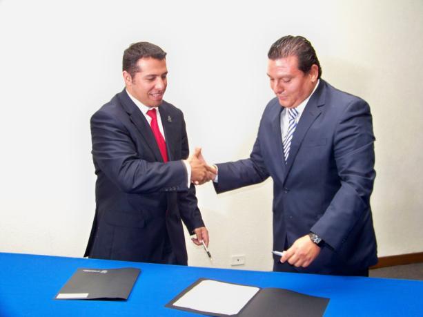 Comentarios: Víctor Jiménez tuvo un compromiso en el mismo día y José tomó José Berumen, Vicepresidente su lugar en la firma del convenio.