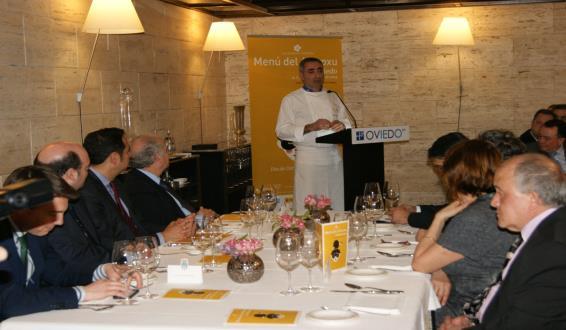 José Manuel Gómez, propietario del restaurante El Tizón, fue galardonado con el reconocimiento Antroxu 2014.