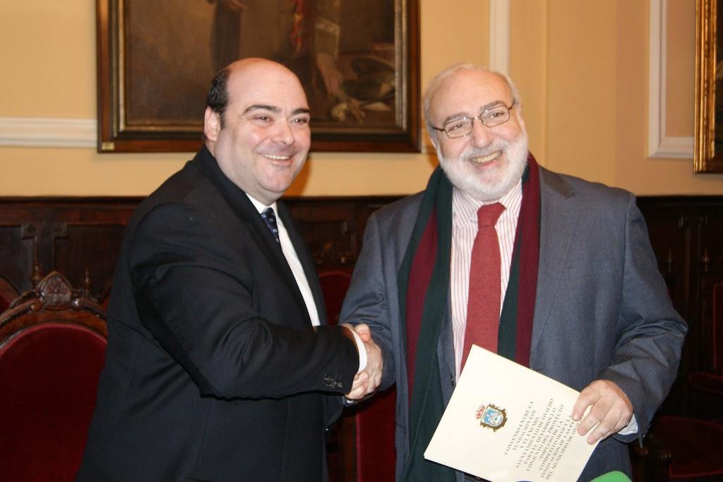 Firma del convenio de colaboración entre la EOI y el Ayuntamiento de Oviedo D. Agustín Iglesias Caunedo y D.