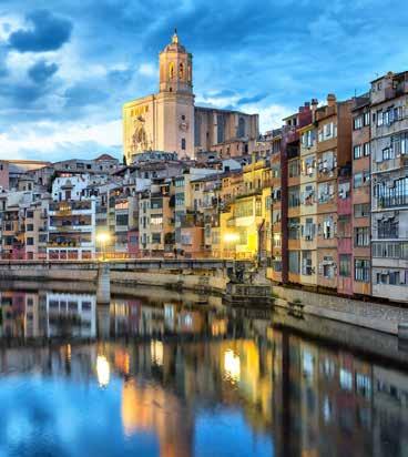 Día 2 Banyoles - Besalú - Blanes Desayuno en el hotel y excursión incluida a Banyoles (Bañolas), situada en el centro de la comarca de Girona.