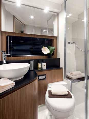 La espléndida cama king se complementa con un baño completo que ofrece grifería, cabina de ducha y amenidades premium.