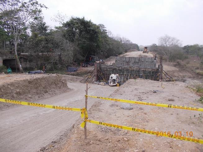 Foto 74. Construcción de obra hidráulica en el frente de obra de la Segunda Calzada Sincelejo-Toluviejo. Departamento de Sucre.