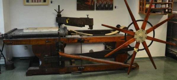 34). Ejemplo: la prensa de barra, éstas se construían completamente de madera y comparándolas con la primitiva prensa usada por Senefelder tenían un rendimiento muy superior.