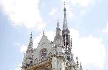 Gó ótico radiante Saint Chapelle CARACTERÍSTICAS ARQUITECTÓNICAS Son dos pisos.