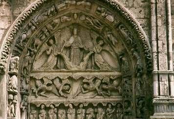 La Catedral Gótica CARACTERÍSTICAS ARQUITECTÓNICAS Presenta forma geométrica, con arco apuntado, enmarca la portada y descansa sobre el dintel de la puerta, la cual tiene una columnilla o parteluzen