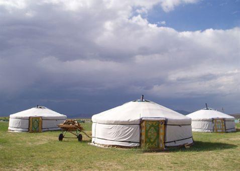 En Mongolia, ya fuera de la capital dormiremos en Gers Camps, campamentos estables en los que la acomodación se efectúa en la tienda tradicional de Mongolia.