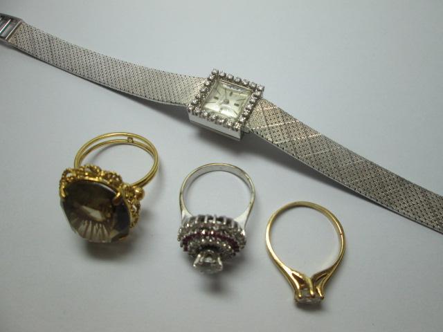 LOTE: L-022 Peso: 21,10 Precio: 340,00 Una pulsera de oro bicolor; una cruz de oro; un par de