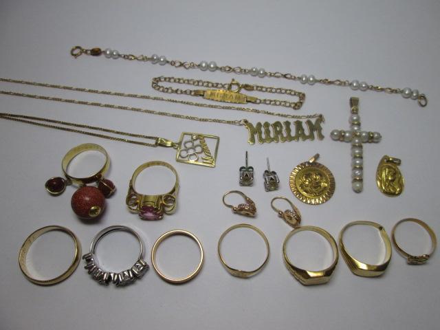 LOTE: L-034 Peso: 44,90 Precio: 740,00 Dos cadenas de oro, una con iniciales de oro; un colgante de oro bicolor con piedra; dos