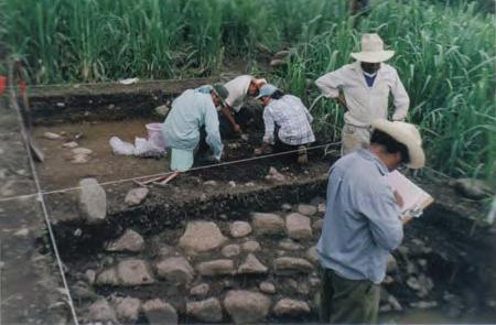 En las excavaciones en la pila de escombros dejada por los saqueadores (Figura 6, arriba) y en la plataforma en la que estaba situado el monumento (Figura 5, arriba, y Figura 11 y Figura 12, abajo),