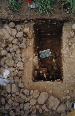 Figura 13. La Yerbabuena (Unidad 80). Excavación en la plataforma donde se hallaba el Monumento 1. En el ángulo sudeste de esta excavación se halló un vaso del Formativo Medio, en calidad de ofrenda.