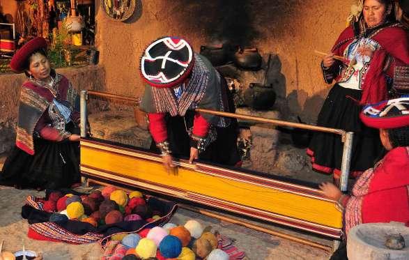Los habitantes del pueblo son famosos por haber conservado las técnicas de tejido e hilado andinos tradicionales y establecieron un mercado en la plaza de la ciudad para vender sus artesanías hechas