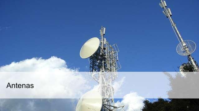 En el extremo transmisor, la antena emite la señal de microondas desde la línea de transmisión en el espacio libre.